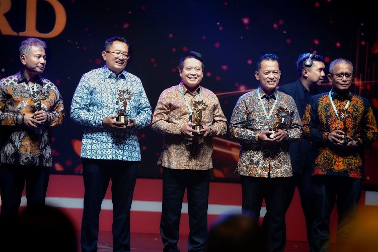 Direktur Utama BSI Hery Gunardi (tengah) saat menerima penghargaan dari OJK atas implementasi Program Satu Rekening Satu Pelajar (KEJAR) kategori Bank Umum Syariah Terbaik dari OJK di JI Expo Kemayora
