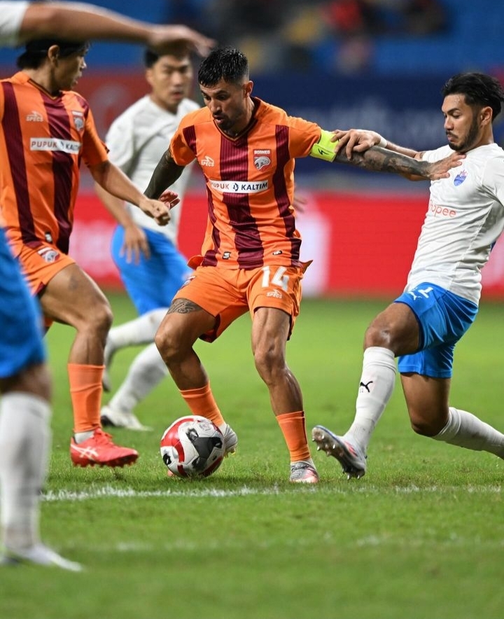 Calon lawan Bali United di pekan ke-3 Liga 1, Borneo FC (jersey oranye) baru saja melibas klub kaya asal Singapura, Lion City Sailor FC di ajang ASEAN Champions League.&nbsp;