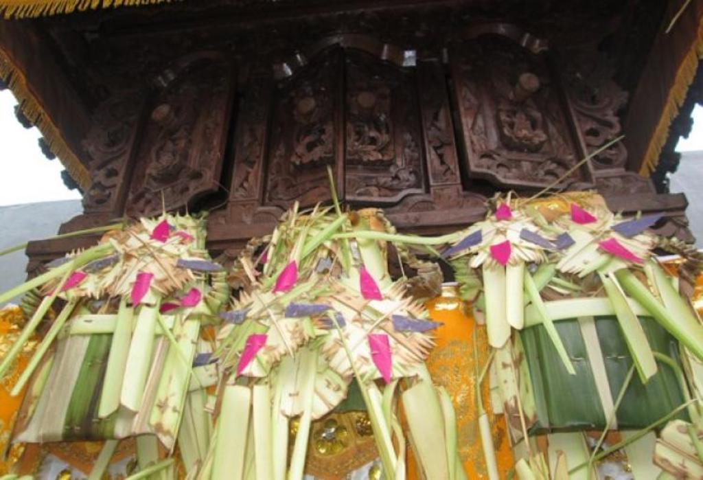 Beberapa sarana upakara yang digunakan umat Hindu Bali saat Hari Raya Kuningan.