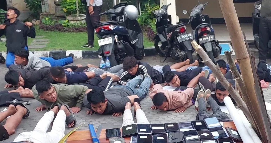 Para ABG yang terlibat tawuran antara Geng Gaza vs Geng Balmor di Denpasar, Bali.