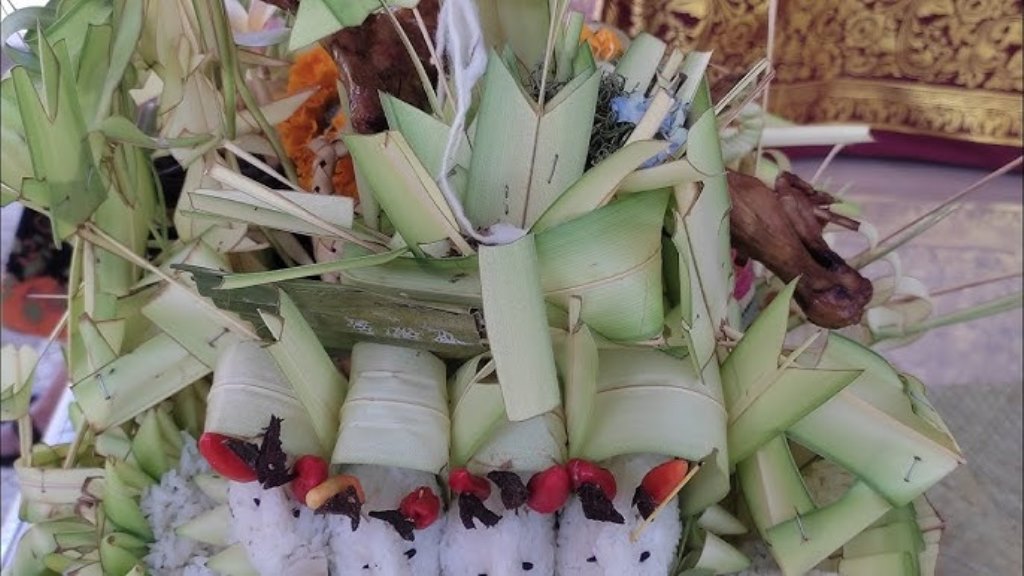 Tetandingan Pucuk Bahu dalam Banten Bebangkit yang digunakan umat Hindu Bali.