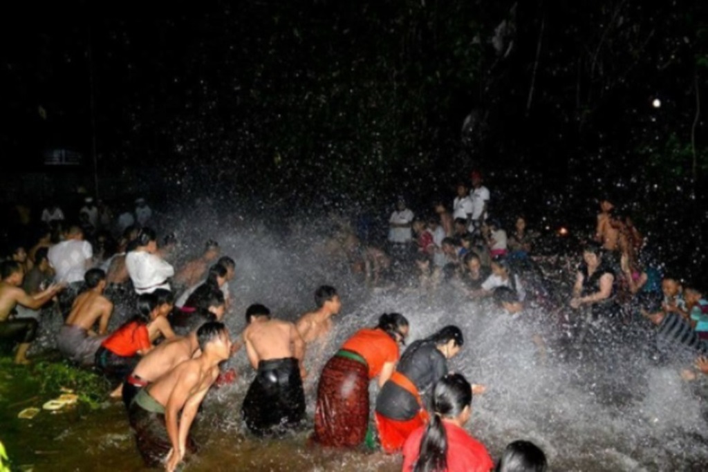 Tradisi Hindu Bali Megobag-gobagan di Bangli.