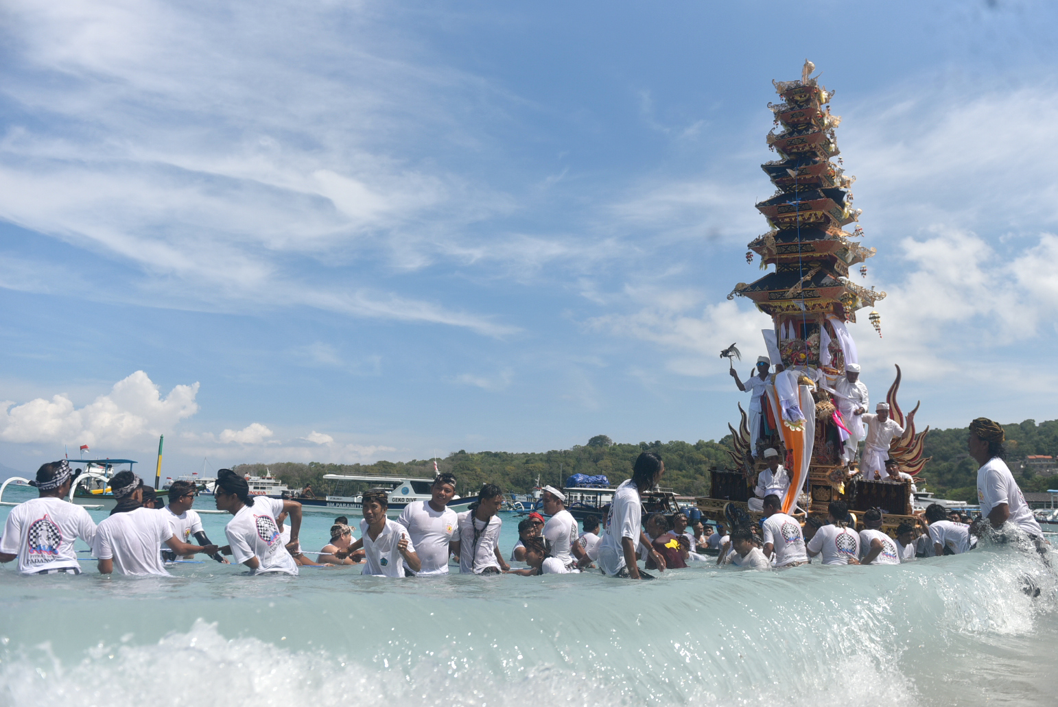 Pengabenen di Padangbai, Karangasem Bali, Bade dan Lembu Melewati Laut Menuju Setra.