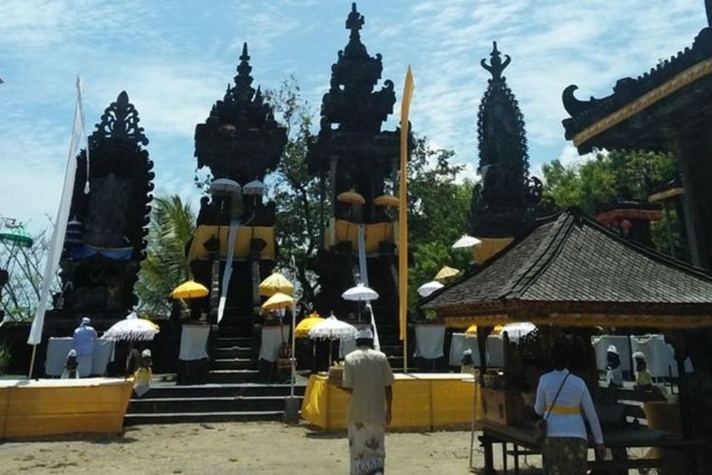 Pura Ponjok Batu di Desa Adat Bangkah, Kecamatan Tejakula, Kabupaten Buleleng, Bali