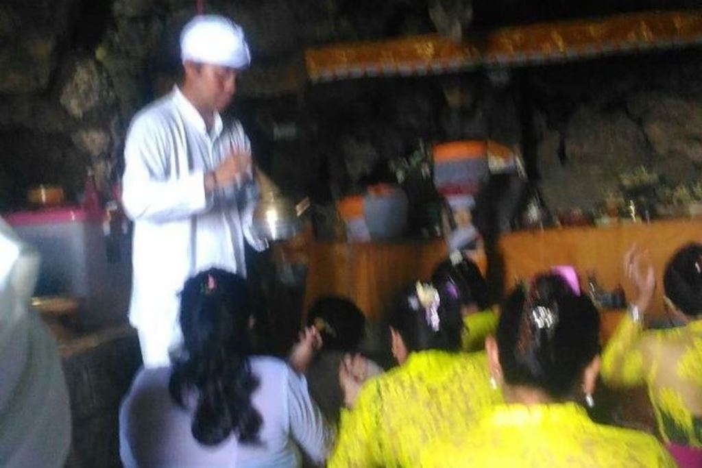Pura Goa Gong, tempat suci Hindu di Banjar Batu Mongkong, Desa Jimbaran, Kuta, Kabupaten Badung, Bali