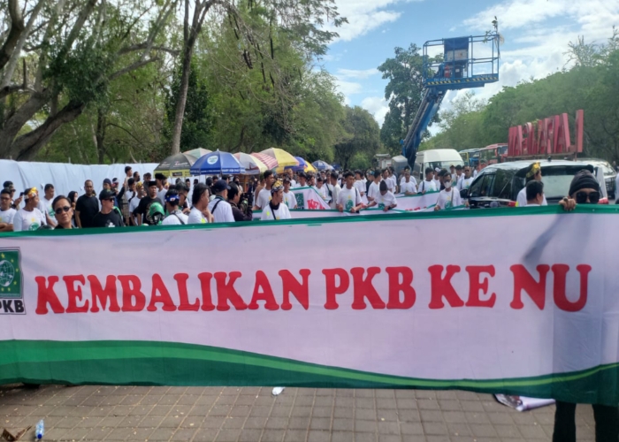 Massa Kontra Muktamar PKB yang berdatangan ke Nusa Dua terlihat mencabuti bendera PKB yang dipasang kubu Muhaimin Iskandar