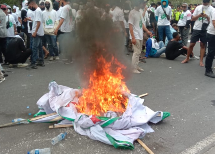 BAKAR: Demo bubarkan Muktamar PKB ke-6 di Nusa Dua diwarnai aksi bakar spanduk.