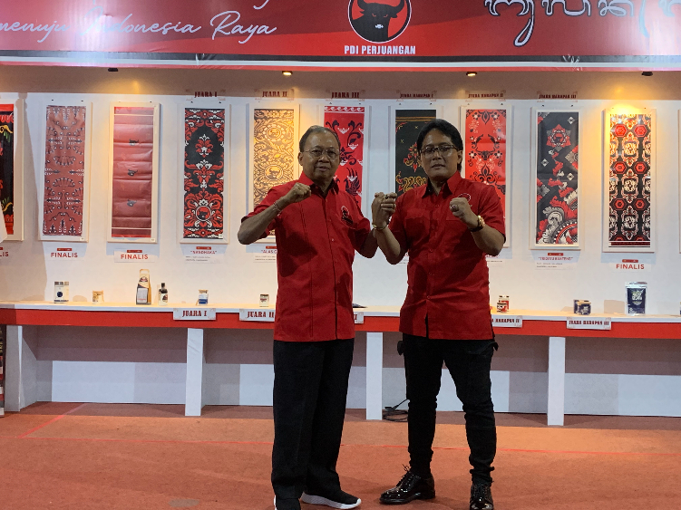 Cagub Wayan Koster dan Cawagub I Nyoman Giri Prasta dari PDIP mesra saat konferensi pers di Kantor DPD PDIP Bali, Jumat (23/8)
