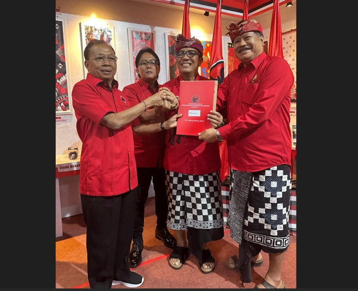 Paket Sanjaya Dirga ketika menerima rekomendasi di kantor DPD PDIP Provinsi Bali Jumat (23/8) pukul 10.00 Wita.