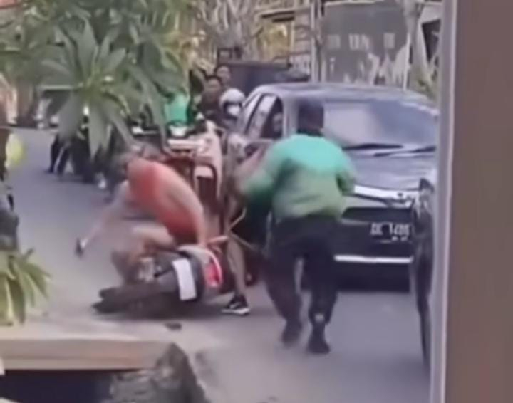 Bule yang baru belajar naik motor nekat kendarai sepeda motor