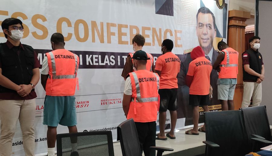 Imigrasi Denpasar, Bali membeberkan enam WNA yang ditangkap karena melanggar izin tinggal dan overstay.