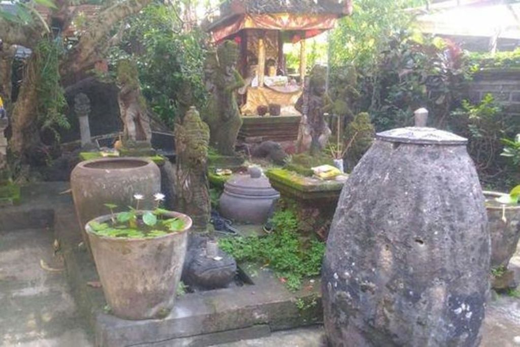 Guci yang berisi Air Abadi di Pura Watu Geni, Denpasar, Bali.