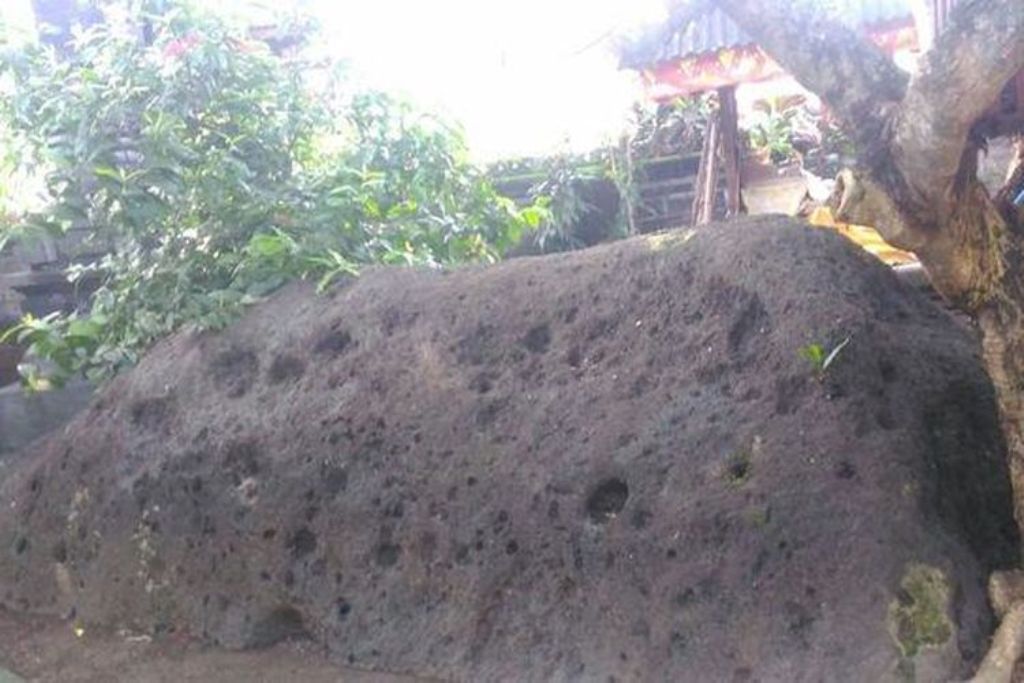 Batu yang ada di Pura Pucak Watu Geni, Denpasar, Bali