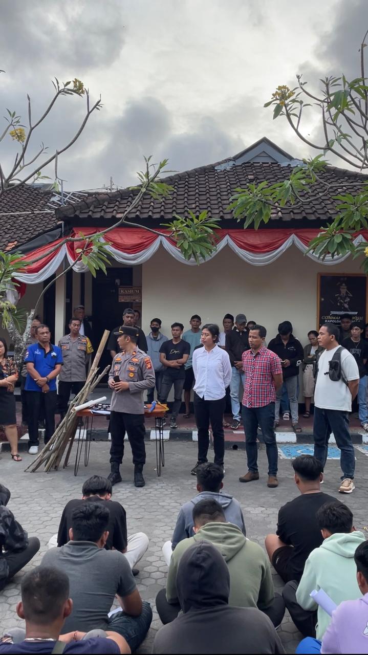 DIBINA: Remaja yang terlibat bentrok diberi pembinaan oleh Polsek Denpasar Utara.