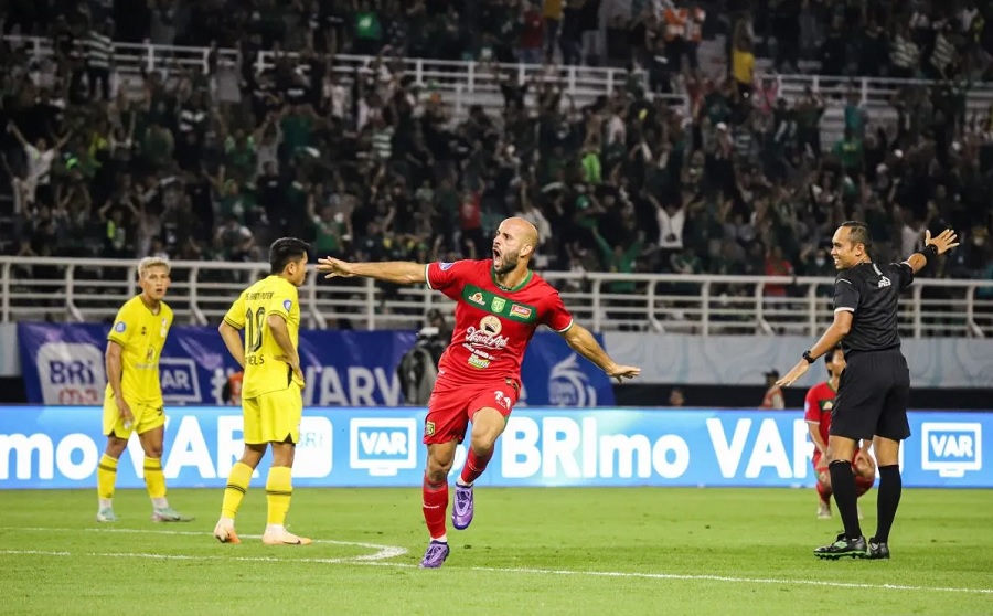 Eks Bali United, Mohammed Rashid usai cetak gol larut saat Persebaya lawat Barito Putera.