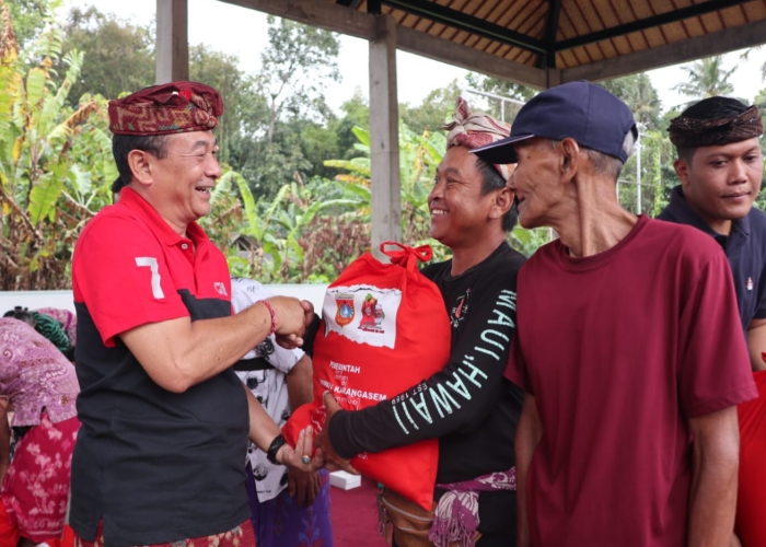 PERANG :  Bupati Karangasem, I Gede Dana, menggelar sosialisasi dan pembagian ratusan paket sembako Lapangan Gajah Wea, Kantor Camat Abang, Desa Abang, Karangasem.