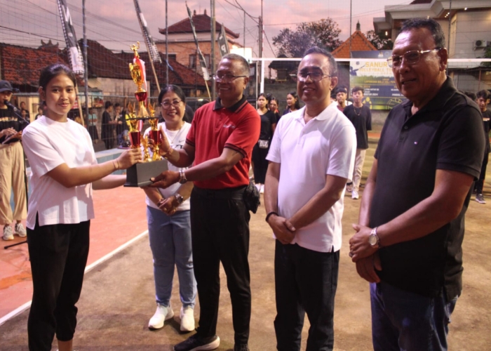 TURNAMEN VOLI: Walikota Denpasar, I Gusti Ngurah Jaya Negara membuka turnamen voli bertajuk Perbekel Cup Sanur Kauh, Minggu (25/8)