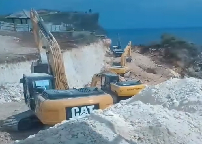PENATAAN: Proses pembukaan jalan inspeksi untuk penanganan keretakan tebing Pura Luhur Uluwatu, Desa Pecatu, Kecamatan Kuta Selatan.