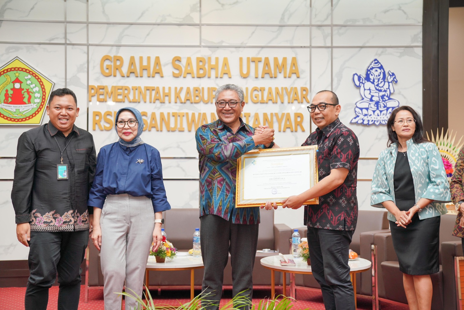 SERTIFIKAT: Direktur Jenderal Tenaga Kesehatan Kemenkes RI, drg. Arianti Anaya, MKM, menyerahkan sertifikat akreditasi kepada Pj. Bupati Gianyar I Dewa Tagel Wirasa di Gedung Graha Saba Utama RSUD San