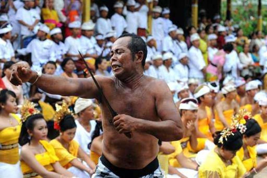 Salah satu tradisi unik Hindu Bali di Desa Sengkidu  adalah Ngusaba Sambah
