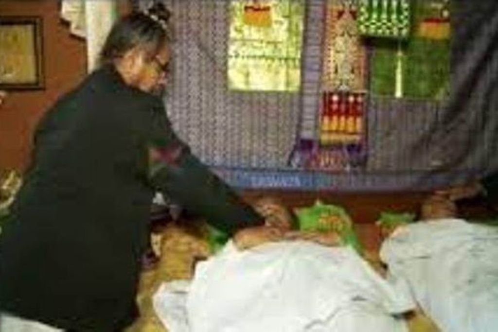 Proses Nyeda Raga atau Mati Raga dalam prosesi madiksa Hindu Bali.