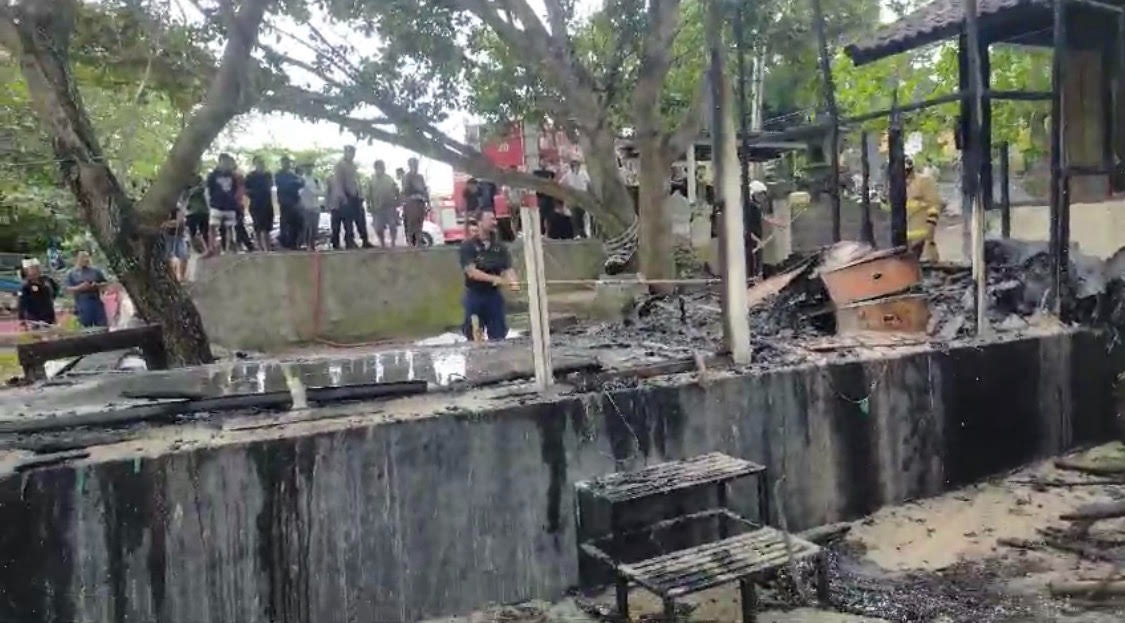 TERBAKAR: Kondisi gudang bean bag di Pantai Kedonganan, Kecamatan Kuta pasca terbakar, Minggu (25/8).