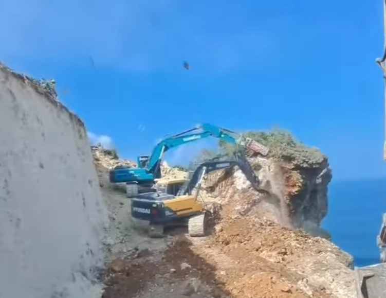Proses pembukaan jalan inspeksi untuk penanganan keretakan tebing Pura Luhur Uluwatu, Desa Pecatu, Kecamatan Kuta Selatan.