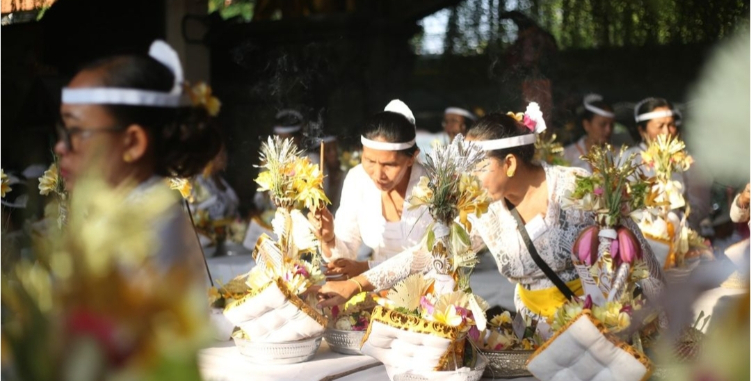 Upacara Memukur yang umumnya dilakukan para Periode Sasih (bulan) pertama hingga ketiga kalender Bali.