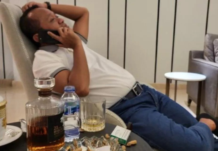 Beredar foto Menteri ESDM Bahlil nikmati whisky merek Hibiki 21 Year Old