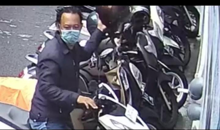 Pelaku pencurian helm terekam kamera CCTV