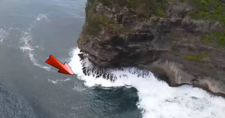 Beredar di media sosial ada rongga besar di dasar tebing Pura Uluwatu