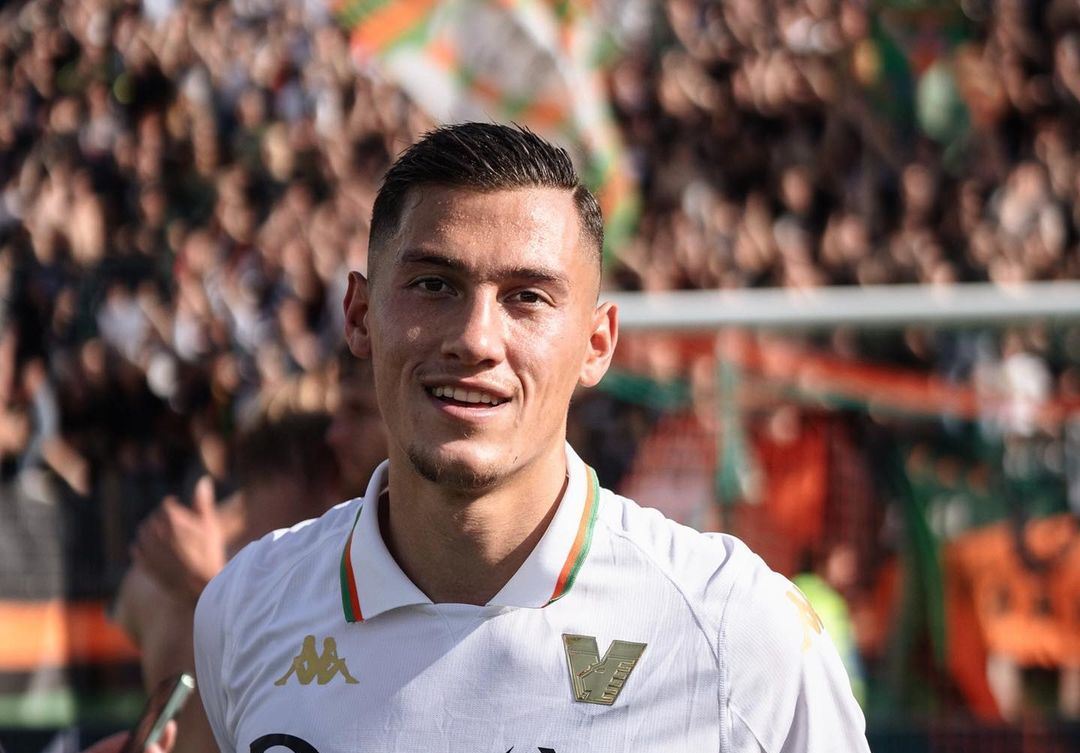 Jay Idzes, pesepakbola Indonesia pertama yang mencetak sejarah tampil di Serie A 2024/2025