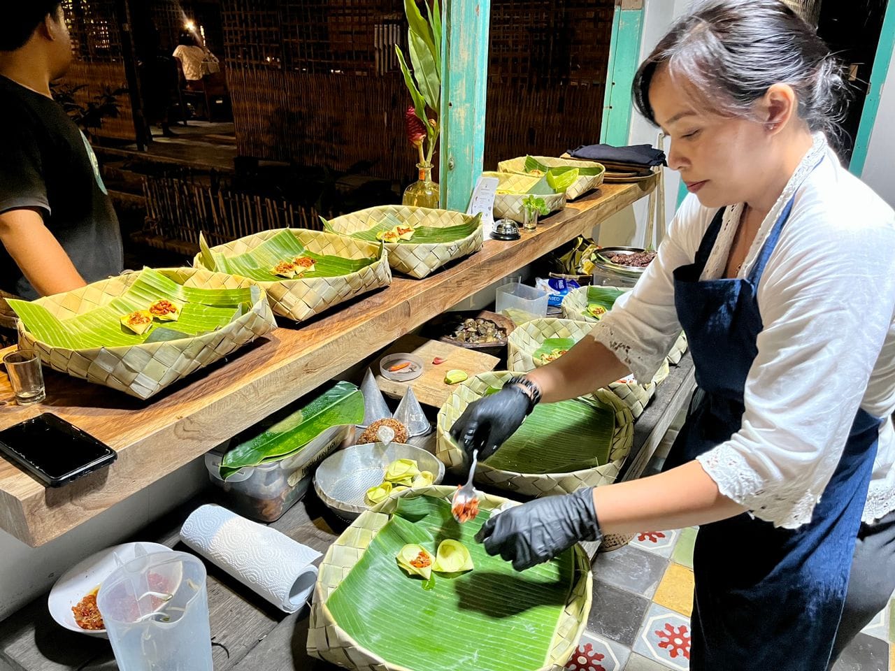 BASA GENEP: Ayu Gayatri menyiapkan hidangan dalam dapur Pengalaman Rasa Gastronomy, dengan memperkenalkan basa genep yang berasal dari Bali.