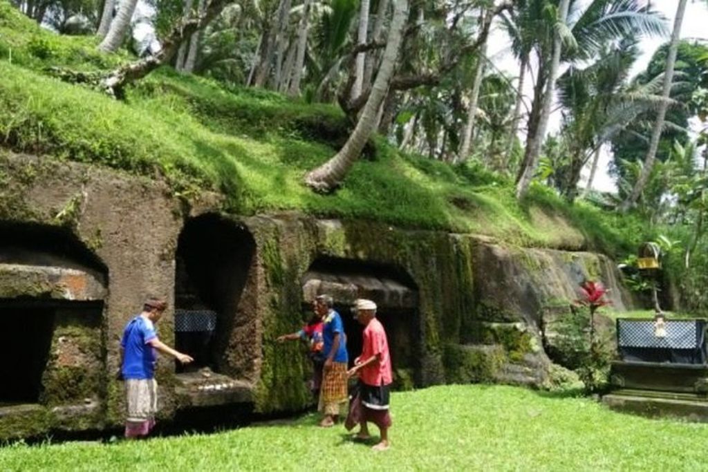 Candi Tebing di Banjar Jukut Paku, Desa Singakerta, Kecamatan Ubud