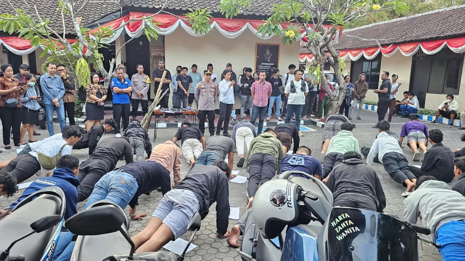 PERINGATAN TERAKHIR: Puluhan gerng remaja dikenakan sanksi fisik di halaman tengah Polsek Denpasar Utara, Jumat (23/8) (andre sulla/radarbali.id)