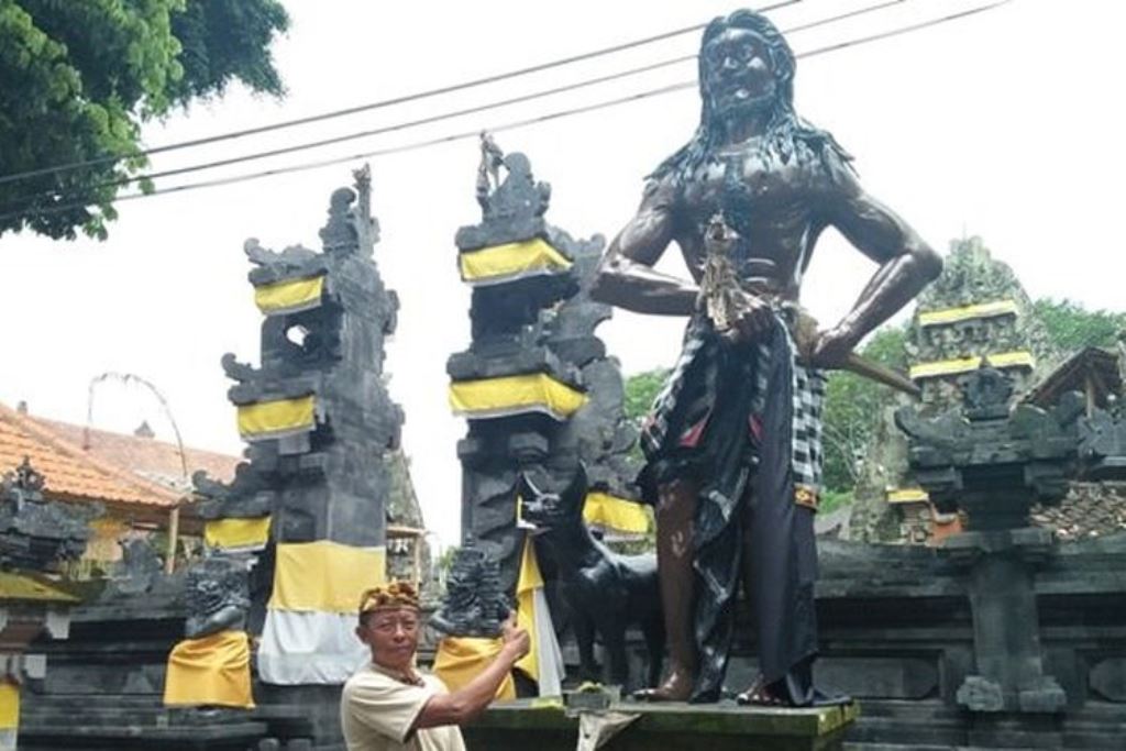Pura Dalem Pasung Grigis, yang terletak dekat Pura Dalem Kahyangan Tiga di Banjar Tengkulak Mas, Desa Tengkulak Kelod, Kecamatan Sukawati, Kabupaten Gianyar