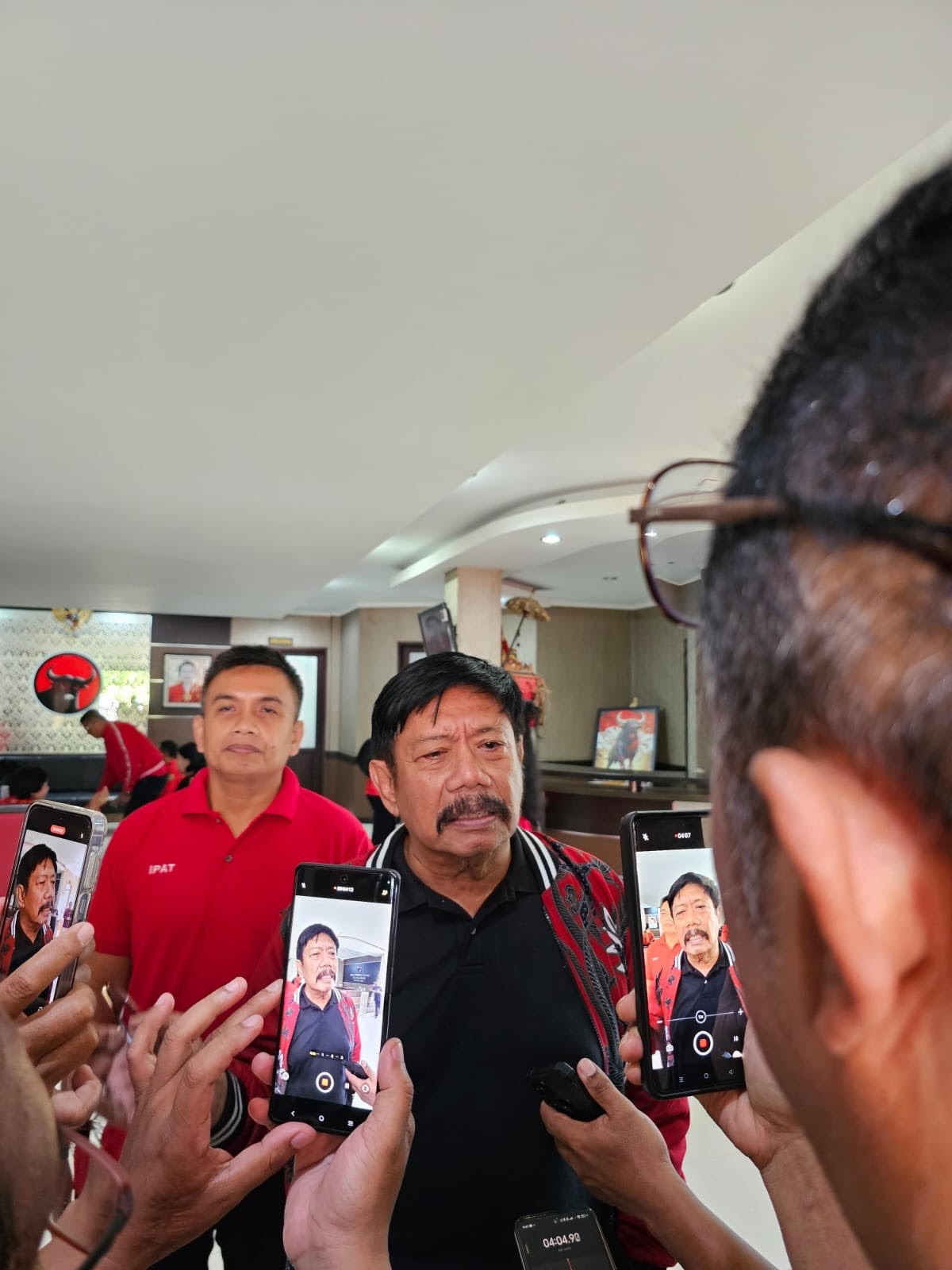 TIM PEMENANGAN: Mantan Bupati Jembrana I Gede Winasa ditunjuk menjadi tim pemenangan Koster-Giri dan Kembang-Ipat yang diusung PDIP.