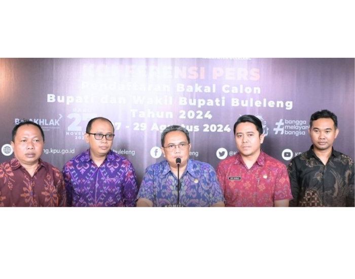 Konferensi pers terkait pendaftaran paslon bupati-wakil bupati di kantor KPU Buleleng.