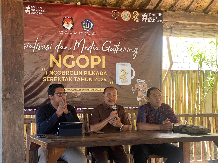 Jajaran Komisioner KPU Badung saat ditemui dalam acara Ngobrolin Pemilu (Ngopi), Senin (26/8).