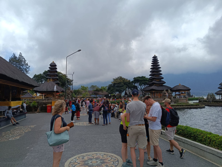Aktivitas wisata di DTW Ulundanu masih berjalan normal ditengah isu merebaknya virus cacar monyet.