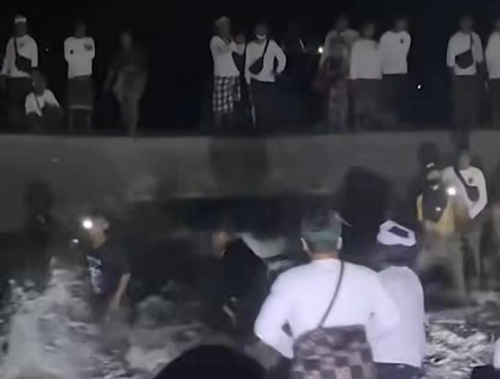 Sejumlah umat Hindu membubarkan aksi pemuda pemburu sesari saat prosesi Nganyut