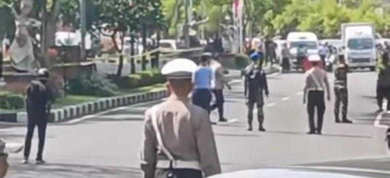 Pengendara dan warga dibuat geger dengan penemuan koper misterius