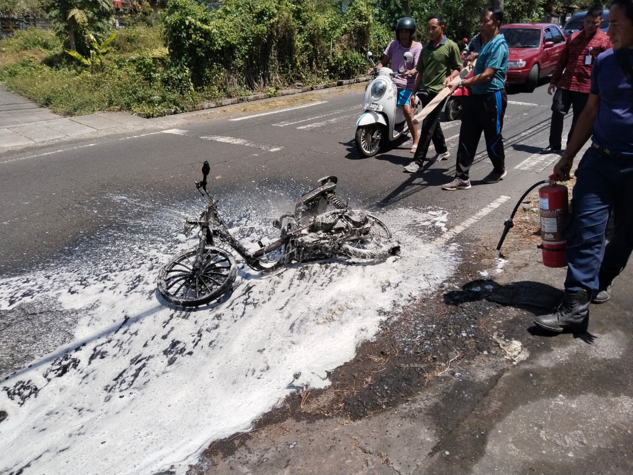 TERBAKAR: Sepeda motor milik Muliadi, 48 mengalami kerusakan akibat terbakar.