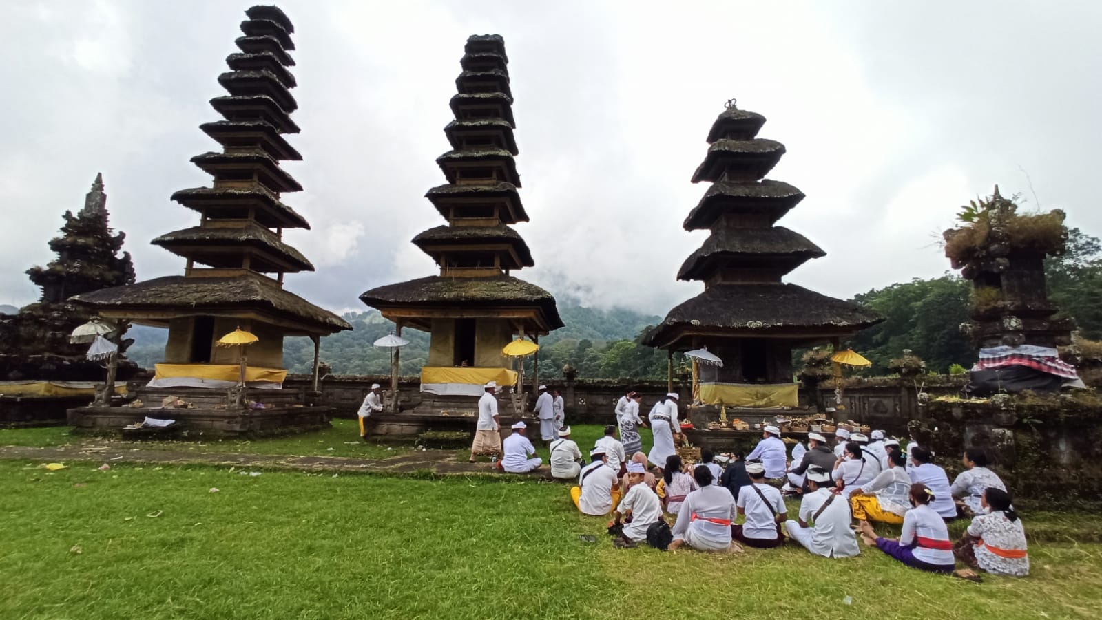 Meru menggunakan ornamen Badawangnala sebagai simbol Pertiwi