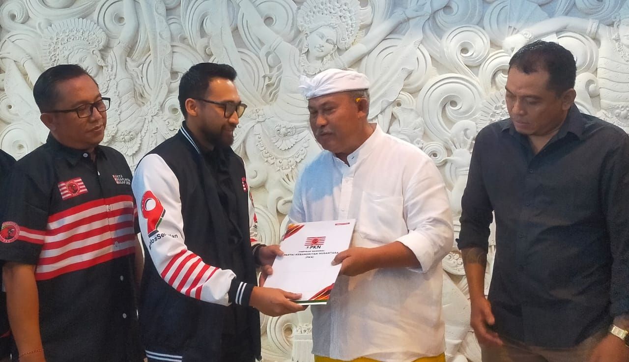 Ketua PKN Pimda Bali Putu Indra Mandhala Putra memberikan rekomendasi kepada Ida Bagus Giri Putra, Selasa (27/8/2024).
