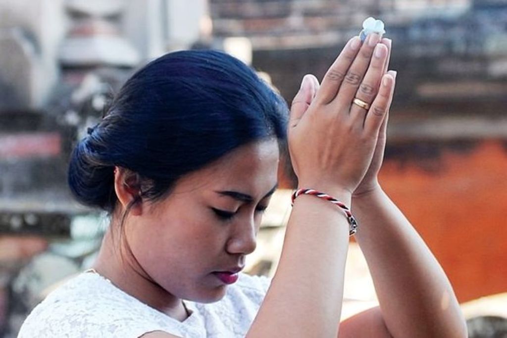 Asal Usul Benang Tri Datu bagi Umat Hindu Bali serta Sejarah dan Maknanya: Lengkap dengan Dasar Sastranya