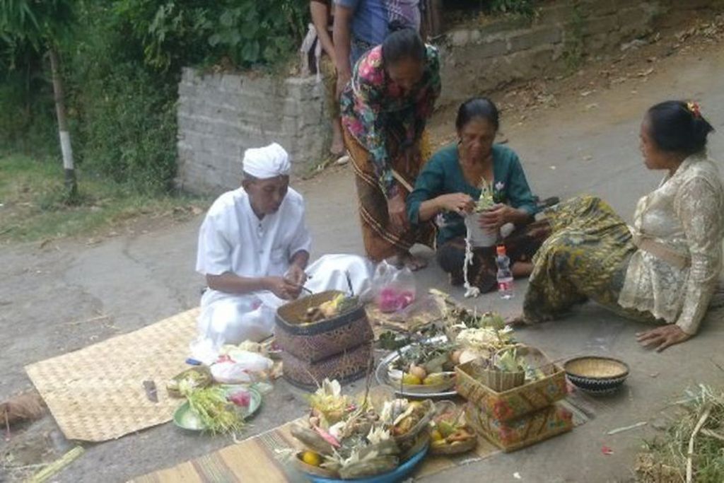 Upacara ngulapin yang dilaksanakan umat Hindu Bali setelah mengalami musibah kecelakaan.
