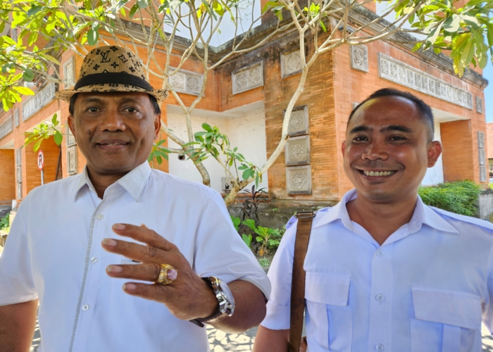 I Nyoman Suyasa (topi) bersama Bendahara DPC I Putu Sudirga Yusa.