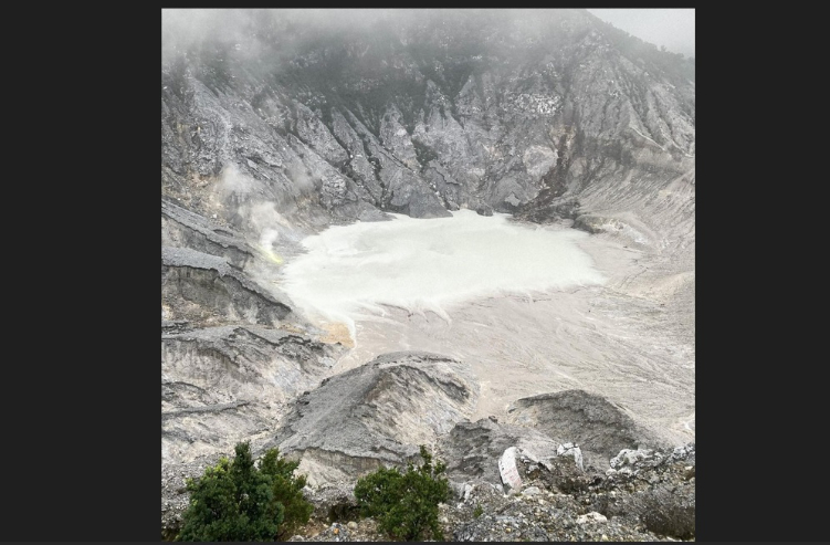 Pemandangan indah Gunung Tangkuban Perahu di Jawa Barat