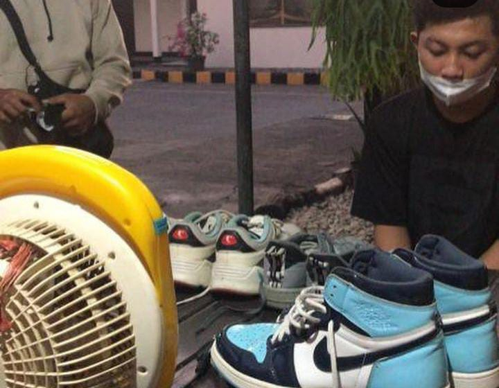 Seorang pemuda terekam kamera cctv mencuri di kos-kosan Pemogan